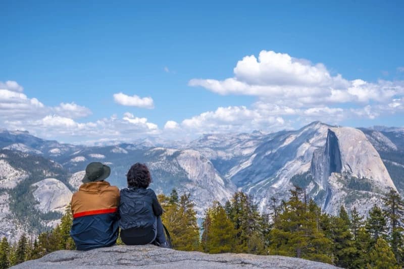 Travellers overlooking the mountains of Yosemite National Park