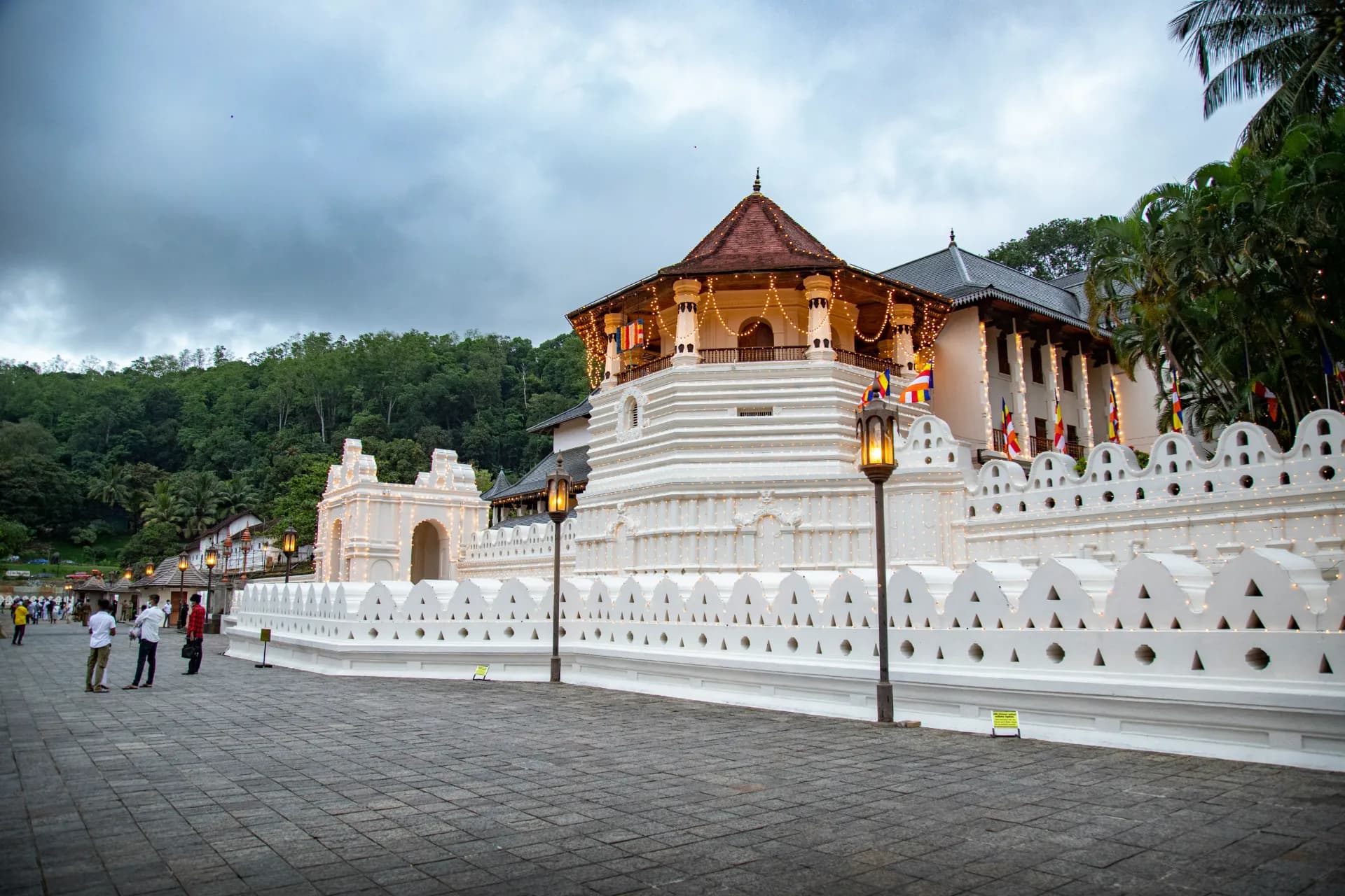 Kandy Temple of Tooth and lake views