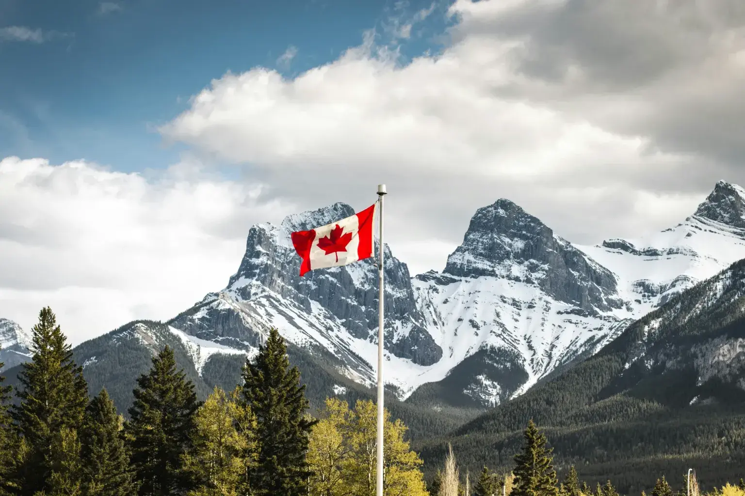 Journey Across Canada: Banff Lakes, Niagara Falls & Custom Holidays