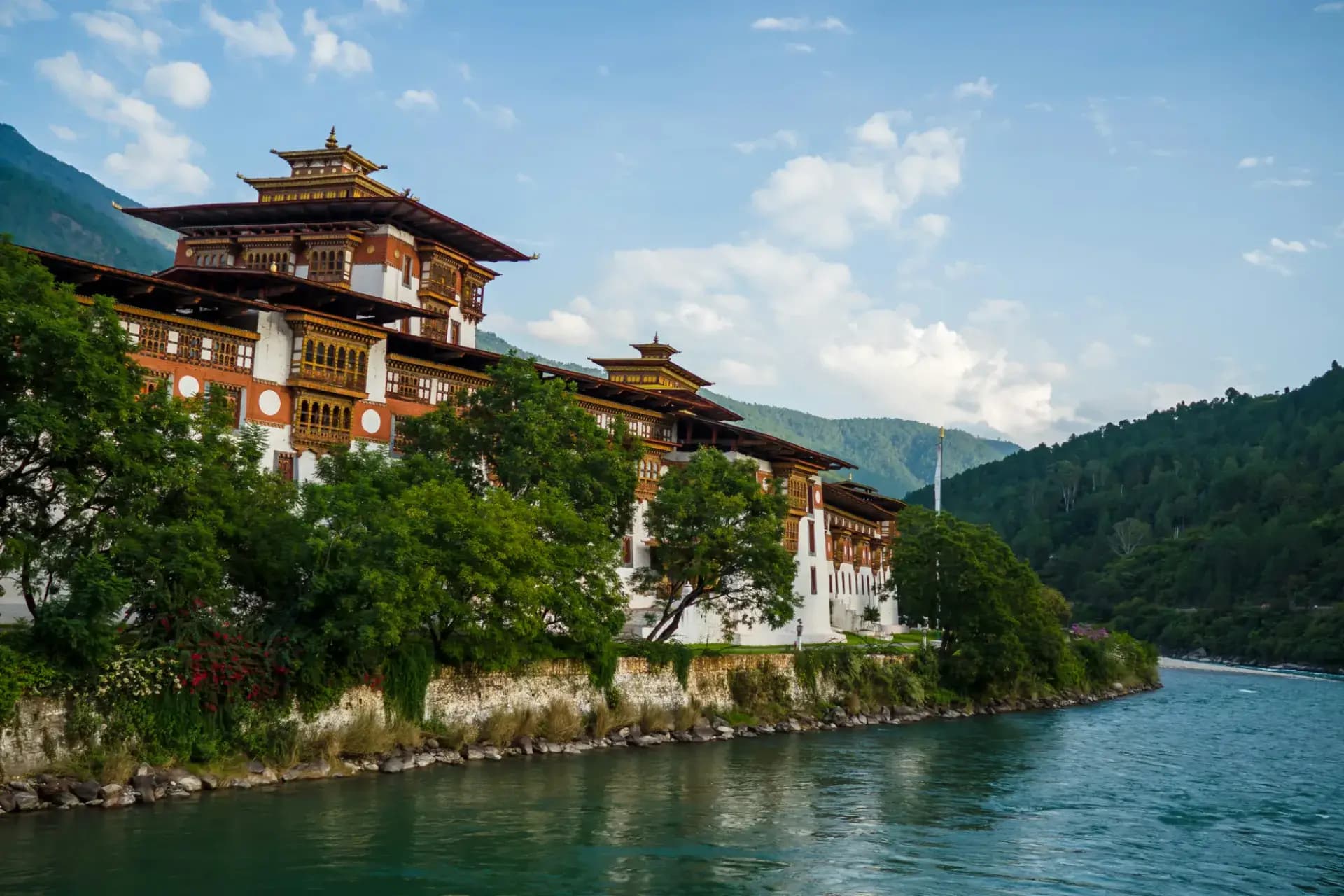 Uncover Tranquil Bhutan: Tiger's Nest, Dzongs & Tailored Retreats