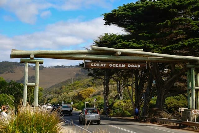 Great Ocean Road memorial arch coastal highway